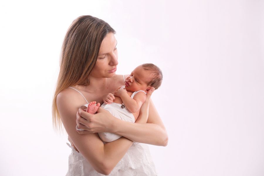 Семейна фотосесия в студио с новородено бебе