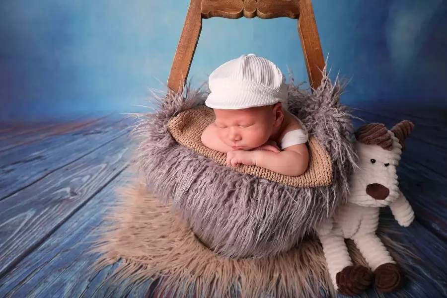fotosesiya-za-bebe-v-koshche-igrachki-kasket.jpg