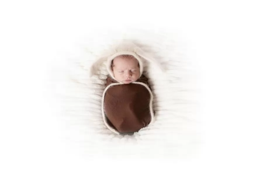 spiashto-novorodeno-bebe-fotosesiya.jpg